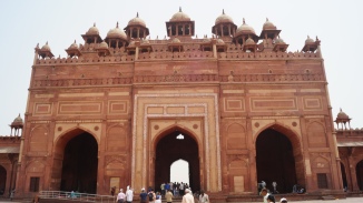 Close up Buland Darwaza - King center others left and right